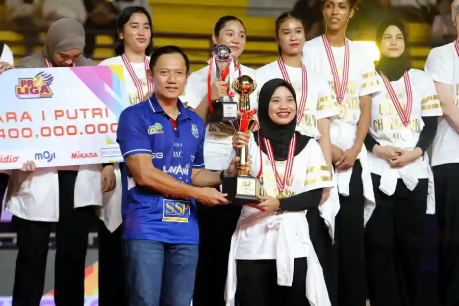 Penyerahan piala Juara 1 Proliga 2026 oleh Menteri Koordinator Bidang Infrastruktur dan Pembangunan Kewilayahan, Agus Harimurti Yudhoyono (AHY), kepada Kapten tim Jakarta Pertamina Enduro, Tisya Amallya Putri. (Foto: Tutur/Pertamina)