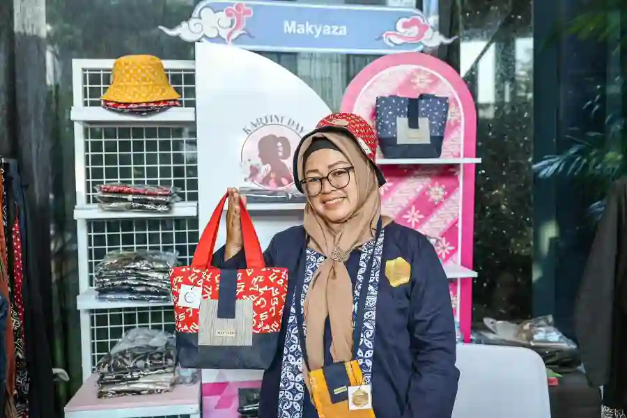 Neng Yeuis Sulastri, UMKM Makyaza saat acara Pertamina SMEXPO 2026 Kartini “Energi Untuk Energi Bijak Menggunakan Energi” yang diselenggrakan di Lobby Grha Pertamina, Jakarta, Senin, (20/4/2026). (Foto: Tutur/Pertamina)