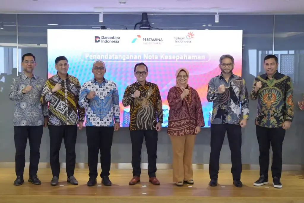 PT Telkom Indonesia (Persero) Tbk (Telkom) dan PT Perusahaan Gas Negara (Persero) Tbk (PGN) menjalin kolaborasi strategis melalui penandatanganan Nota Kesepahaman (MoU) untuk mengintegrasikan infrastruktur digital dengan pasokan energi rendah karbon. (Foto: Tutur/Telkom)