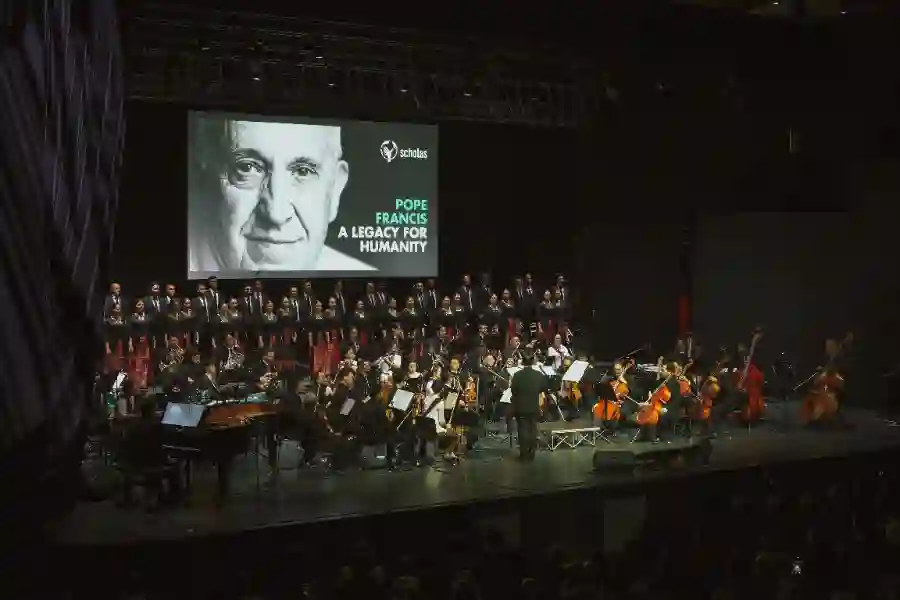 Avip Priatna bersama Jakarta Concert Orchestra (JCO) dan Batavia Madrigal Singers (BMS) menutup rangkaian tur konser Eropa mereka dengan tampil di Roma, Italia. (Foto: Tutur/ JCO)