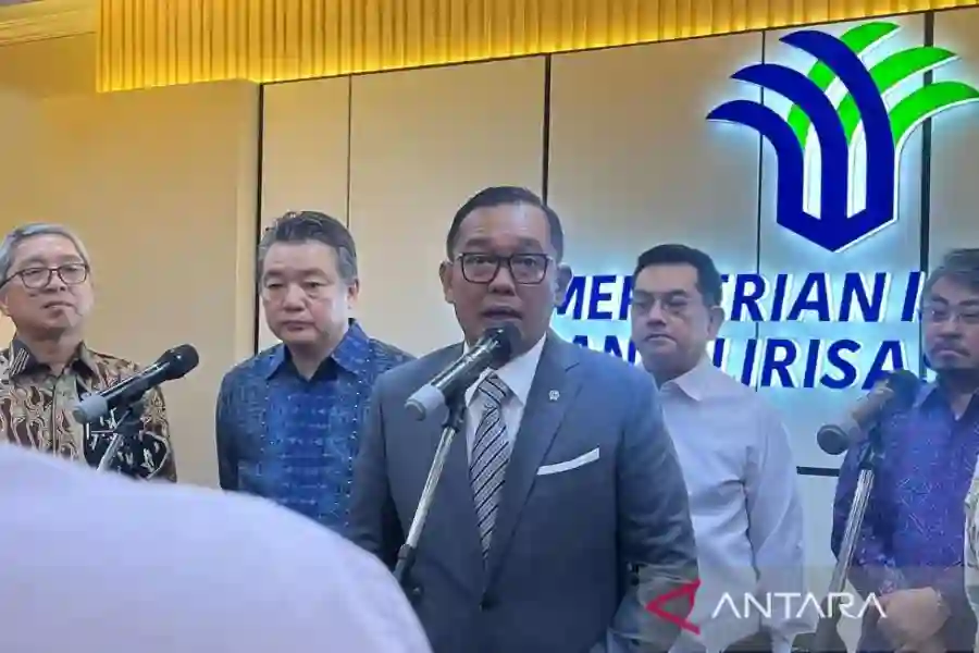 Wakil Menteri Investasi dan Hilirisasi/Wakil Kepala Badan Koordinasi Penanaman Modal (BKPM) Todotua Pasaribu usai melakukan pertemuan dengan Toyota Motor Asia di Jakarta, Senin (20/4/2026). (ANTARA/AMuzdaffar Fauzan)