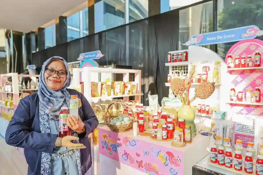 Enok Sri Kurniasih, pemilik UMKM Naza De Coco saat acara Pertamina SMEXPO 2026 Kartini “Energi Untuk Energi Bijak Menggunakan Energi” yang diselenggrakan di Lobby Grha Pertamina, Jakarta, Senin, (20/4/2026). (Foto: Tutur/Pertamina)