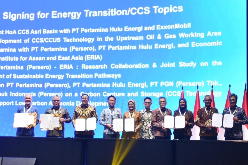 Wakil Direktur Utama Pertamina Oki Muraza Bersama Direktur SPPU Pertamina Emma Sri Martini dan Jajaran Direksi Subholding Pertamina melakukan sesi foto bersama usai Signing For Energy Transition/CCS Topics saat acara 50th IPA Convex Day 2 yang diselenggarakan di ICE BSD, Tangerang, Banten pada Kamis (21/5/2026)