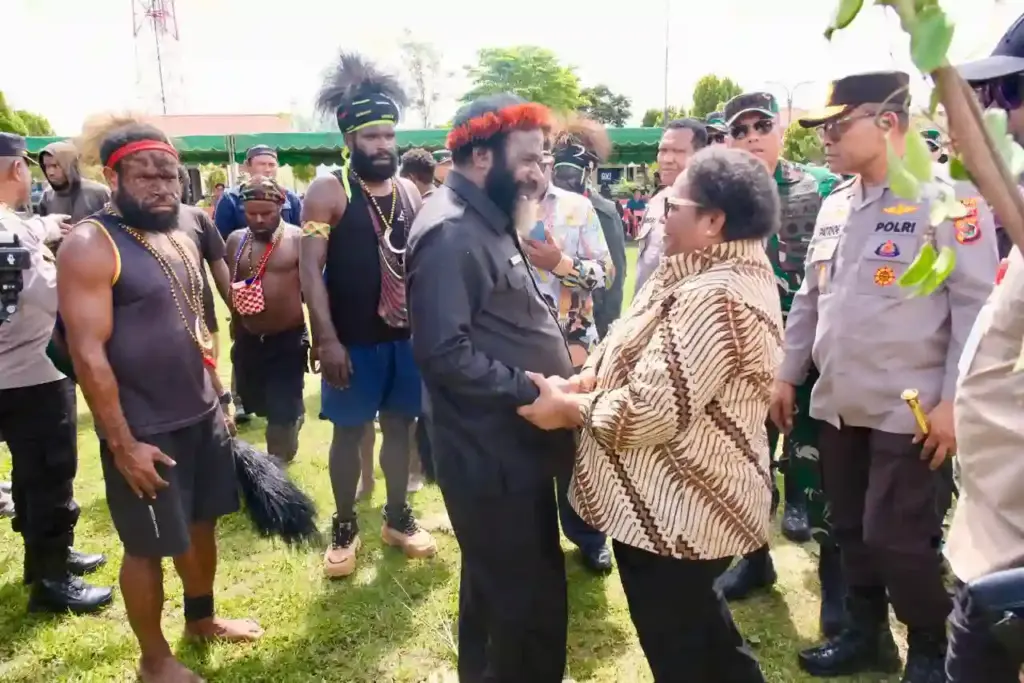 Prosesi perdamaian konflik perang suku yang digelar di Markas Kepolisian Resor (Mapolres) Jayawijaya, Kabupaten Jayawijaya, Papua Pegunungan, Sabtu (23/5/2026). (Foto: Tutur/Puspen Kemendagri)