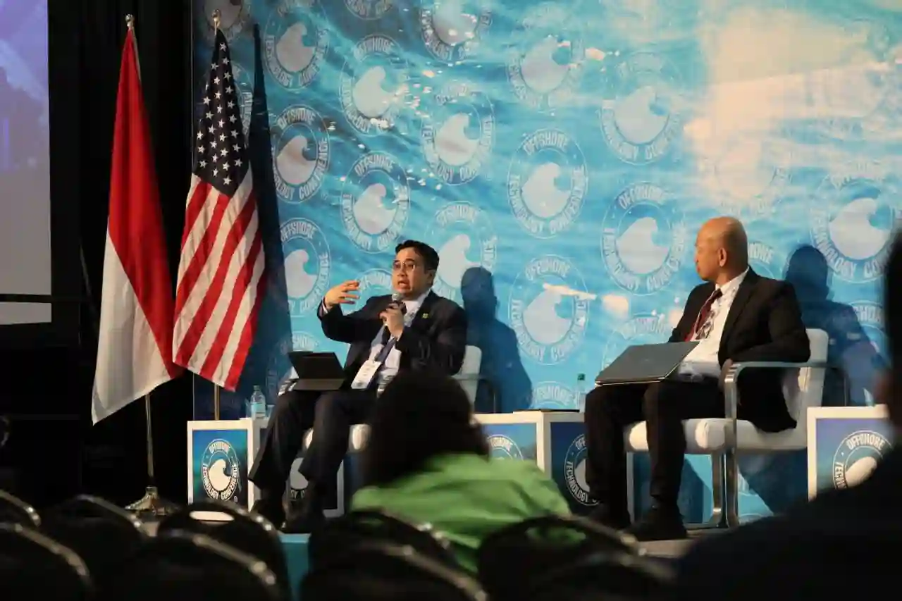 Wakil Direktur Utama Pertamina, Oki Muraza, bersama Senior Manager - Oilfield Development SKK Migas, Wilson Pariangan dalam sesi panel “Indonesia Untapped and Frontier Resources” pada Offshore Technology Conference (OTC) Houston, menyampaikan potensi besar dan kesiapan Indonesia dalam pengembangan sektor hulu migas, sekaligus mengajak investor dan penyedia teknologi global untuk berkolaborasi. (Foto: Tutur/Pertamina)