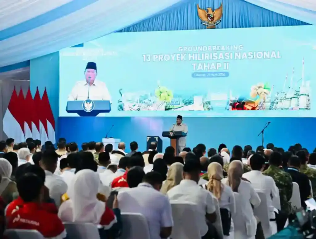 Presiden Prabowo Subianto melakukan groundbreaking proyek hilirisasi nasional tahap II di Refinery Unit IV Cilacap, Jawa Tengah, Rabu (29/4/2026) (Foto: Tutur/BPMI Setpres)