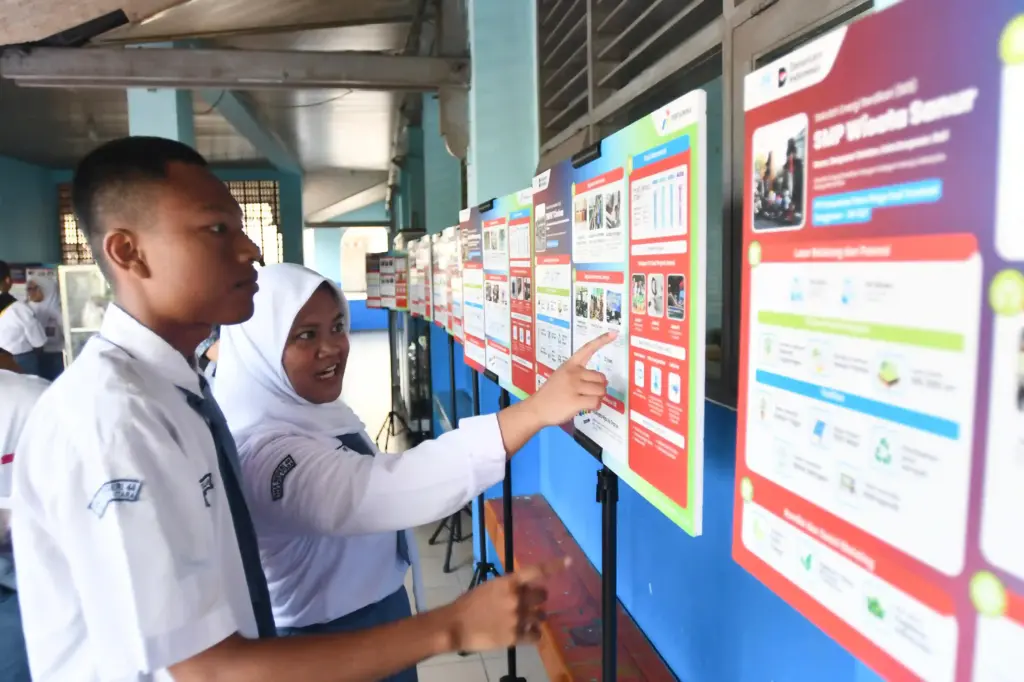 Siswa melihat papan edukasi sekolah energi berdikari saat kegiatan Pertamina X ASRI energi edukasi “tumbuh lestari, bijak berenergi” yang diselenggarakan di SMAN 40, Jakarta pada Senin (11/5/2026). (Foto: Tutur/Pertamina)