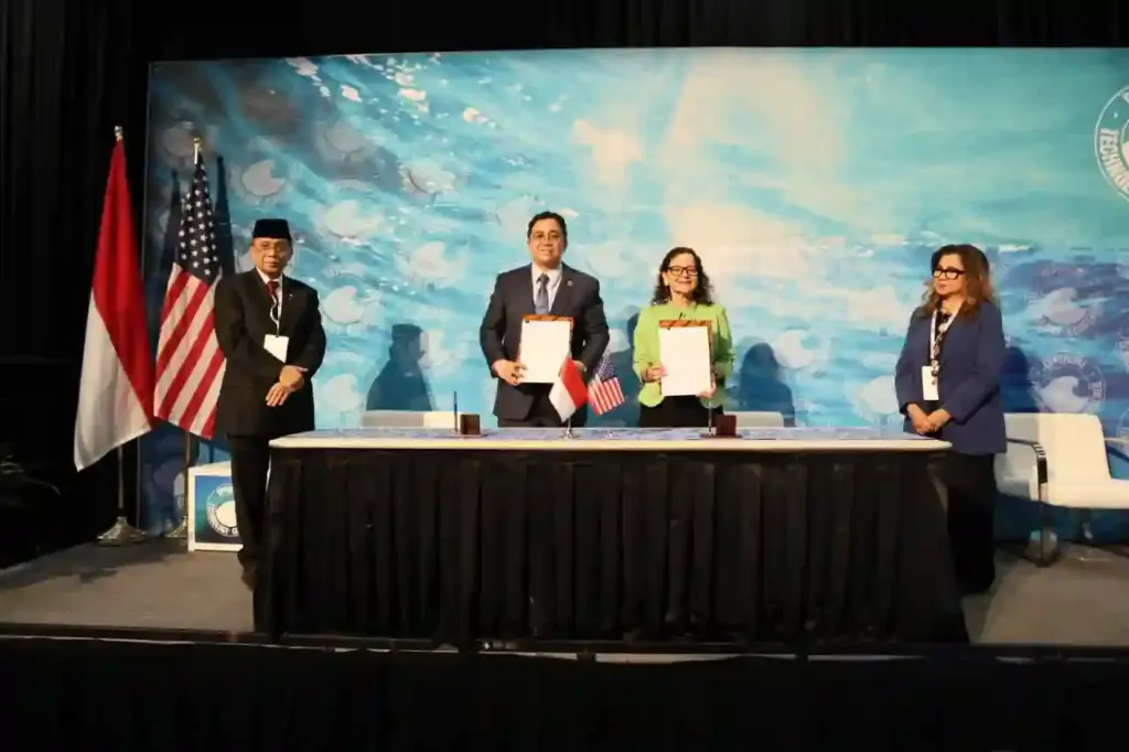 Wakil Direktur Utama Pertamina, Oki Muraza dan Chief Executive Officer LanzaTech, Jennifer Holmgren menandatangani nota kesepahaman (MoU) untuk mengembangkan solusi energi rendah karbon berbasis teknologi, disaksikan oleh Duta Besar RI untuk Amerika Serikat, Indroyono Susilo dan Konsul Jenderal RI di Houston, Ourina Ritonga dalam rangkaian Offshore Technology Conference (OTC) di Houston. (Foto: Tutur/Pertamina)