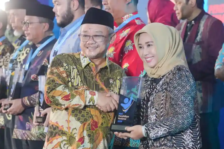 Pemkot Mojokerto meraih dua penghargaan pendidikan nasional 2026 untuk validitas data dan capaian layanan pendidikan terbaik tingkat kota.