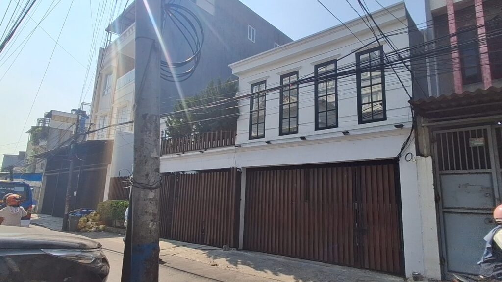 Yenna Yuliana Pemenang Tender Motor Listrik BGN, Rumah dan Kantor Hanya Dipisahkan Jalan Kediaman Yenna Yuliana pimpinan PT Yasa Artha Trimanunggal di Jl Indraloka II No 1850, RT 7/RW6, Wijaya Kusuma, Grogol Petamburan, Jakarta Barat. Foto: Tutur/Ahmad Nuryaman.
