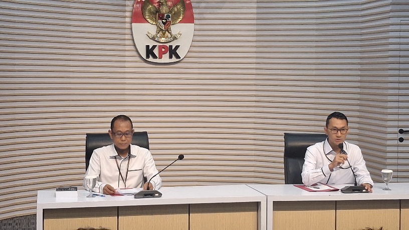 KPK Tahan 2 Tersangka Kasus Korupsi Kuota Haji, Susul Gus Yaqut Plt Direktur Penyidikan KPK Achmad Taufik Husein (kiri) dan Juru Bicara KPK Budi Prasetyo (kanan) saat konferensi pers di Gedung Merah Putih, Senin 8 Juni 2026.