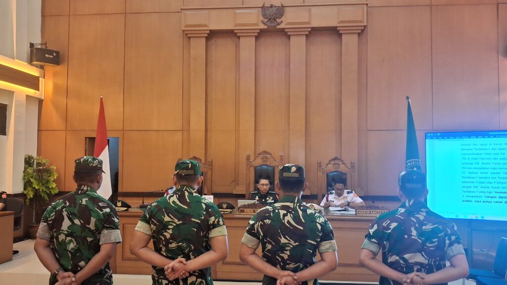 Empat Anggota TNI Penyiram Andrie Yunus Divonis Berbeda: 1,5 hingga 3 Tahun Penjara Empat anggota TNI hadapi sidang putusan perkara penyiraman air keras terhadap aktivis Kontras di Pengadilan Militer, Jakarta Timur, Rabu 10 Juni 2026. Foto: Tutur/Ahmad Nuryaman.