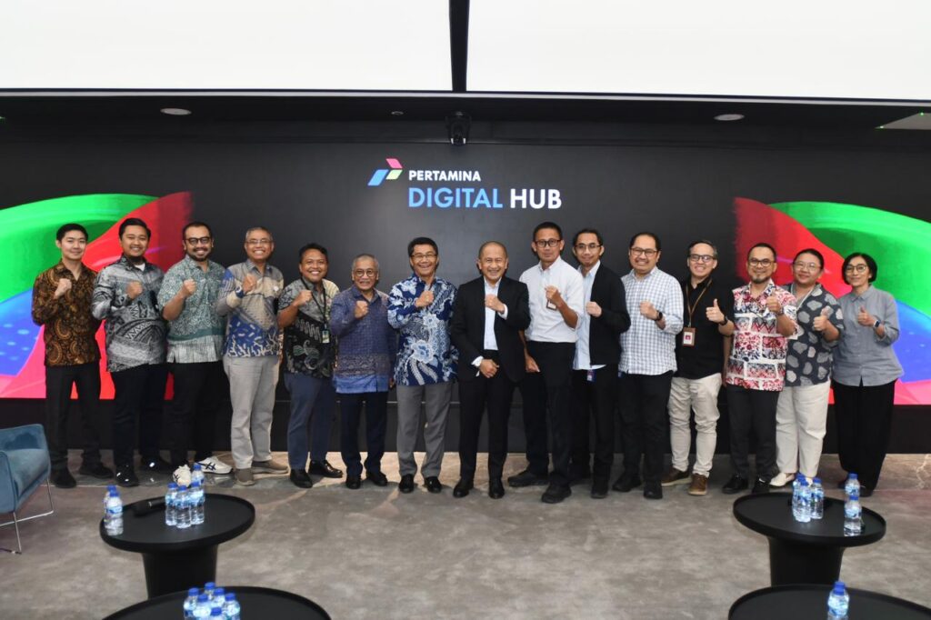 SVP Pertamina Digital Hub Ignatius Sigit Pratopo, SVP Business Support Medco E&P Iwan Prajogi bersama Tim digital Pertamina & Medco E&P melakukan sesi foto bersama saat acara Sharing Knowledge On Digital Transformation Pertamina dan Medco E&P yang diselenggarakan di Gedung Grha Pertamina, Jakarta pada Rabu (3/6/2026) (Foto: Tutur/Pertamina)