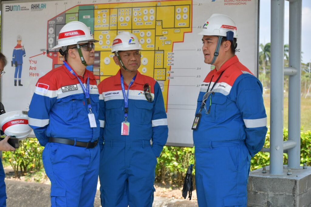 Wadirut Pertamina Tinjau Kilang Balongan, Tekankan Sinergi One Pertamina dan HSSE Wakil Direktur Utama PT Pertamina (Persero) Oki Muraza melakukan kunjungan kerja ke Kilang Pertamina Balongan, Indramayu. (Foto: Tutur/Pertamina)