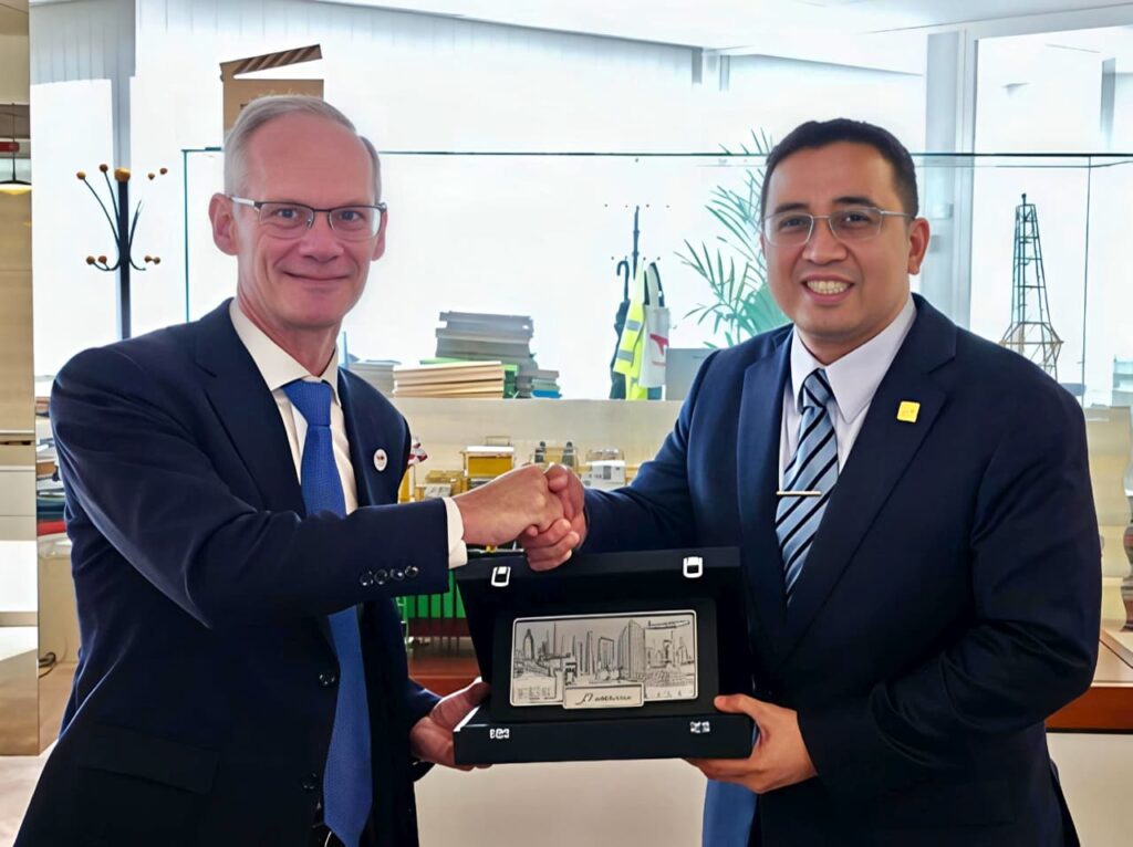 Pertamina dan SLB Jajaki Kolaborasi Teknologi Hulu hingga Solusi Rendah Karbon PT Pertamina (Persero) memperkuat langkah transformasi energi melalui penjajakan kolaborasi strategis dengan perusahaan teknologi energi global, SLB. (Foto: Tutur/Pertamina)