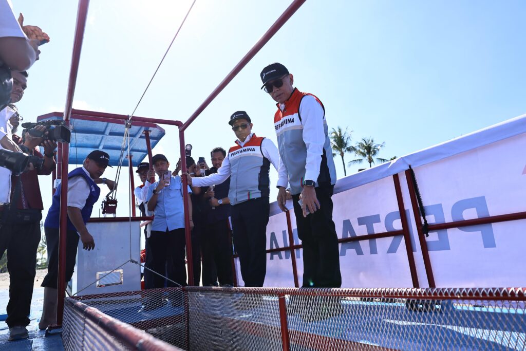 Komisaris Utama Pertamina Resmikan Kapal Pintar Autonomous Trash Skimmer untuk Atasi Sampah Laut Komisaris Utama PT Pertamina (Persero) Mochamad Iriawan resmikan kapal P Pintar Autonomous Trash Skimmer (Foto: Tutur/Pertamina)