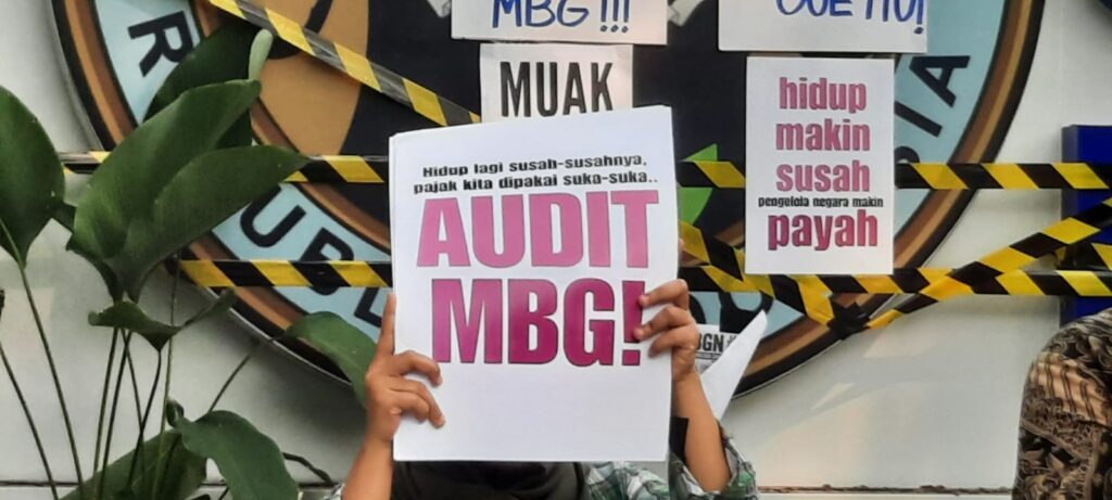 Massa Aksi Segel Kantor BGN, Simbol Kemarahan Masyarakat! Masyarakat bentangkan poster berisi kritikan terhadap program Makan Bergizi Gratis (MBG) di depan Kantor Badan Gizi Nasional (BGN), Rabu 10 Juni 2026. Foto: Tutur/Kristo Suryokusumo.