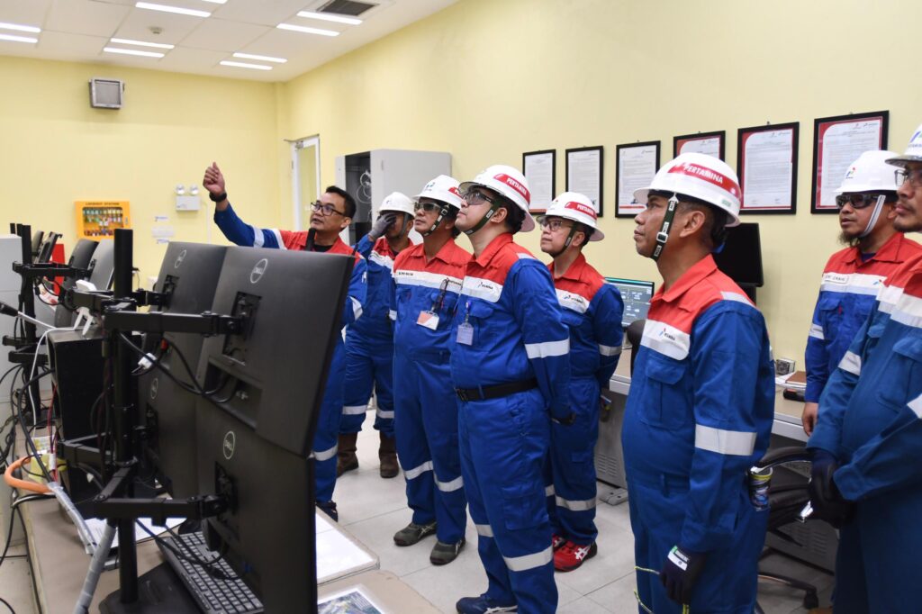 Wadirut Pertamina Tekankan Kolaborasi Lintas Bisnis untuk Perkuat Ketahanan Energi Nasional Wakil Direktur Utama Pertamina Oki Muraza bersama Direktur Utama Pertamina EP Regional Jawa Rachmat Hidajat dan GM Zona 7 Regional Jawa Julfrinson Alfredo Sinaga melihat fasilitas controll room OPF Balongan PHE ONWJ saat melakukan Management Walktrough di Indramayu, Jawa Barat pada Jumat (5/6/2026). (Foto: Tutur/ Pertamina)