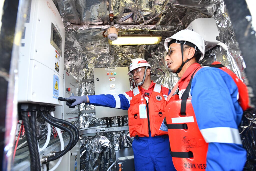 Pertamina Pangkas Emisi 79 Ton Karbon per Tahun Lewat PLTS di Kapal Pengangkut Minyak Direktur TKB Pertamina Persero Agung Wicaksono mengunjungi ruang Panel Baterai disisi Kapal PTK OB 2303 pada kamis (11/6) di Galangan Pahala Harapan Lestari. (Foto: Tutur/Pertamina)
