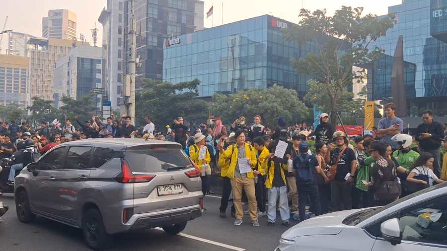 Suara Bising Klakson Bentuk Dukungan Demo Mahasiswa Menuju Bundaran HI