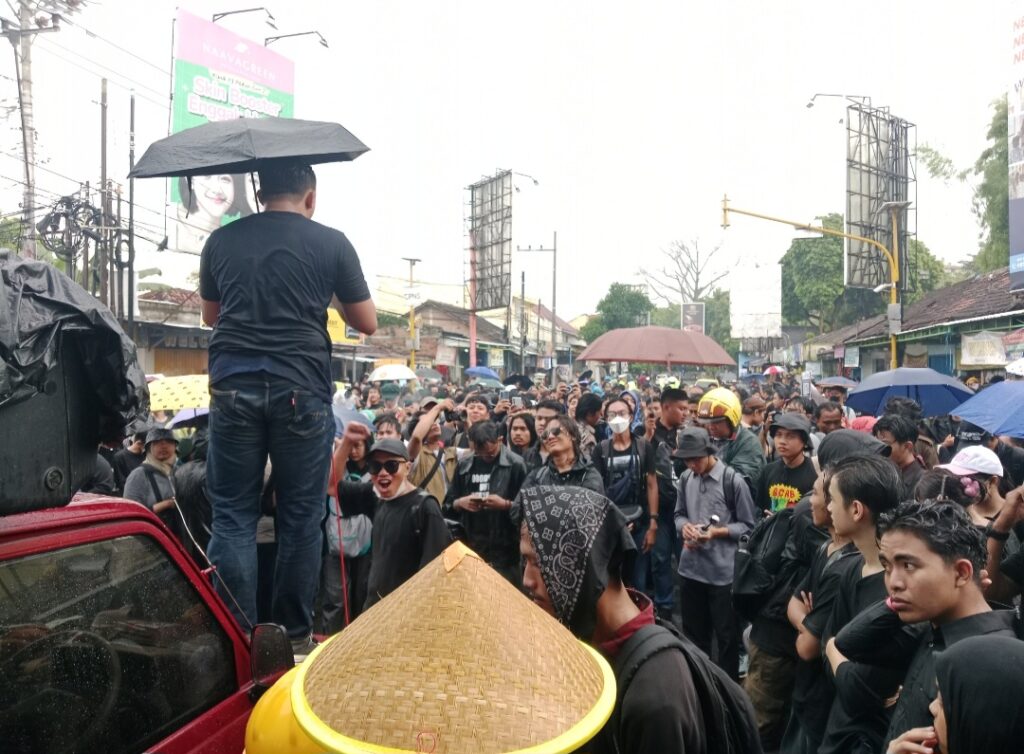 Demo Mahasiswa Padati Gejayan Tuntut Harga BBM Turun hingga Tolak UU TNI-Polri