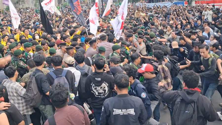 Aksi Saling Dorong Mahasiswa Kontra TNI Pecah di Bundaran HI