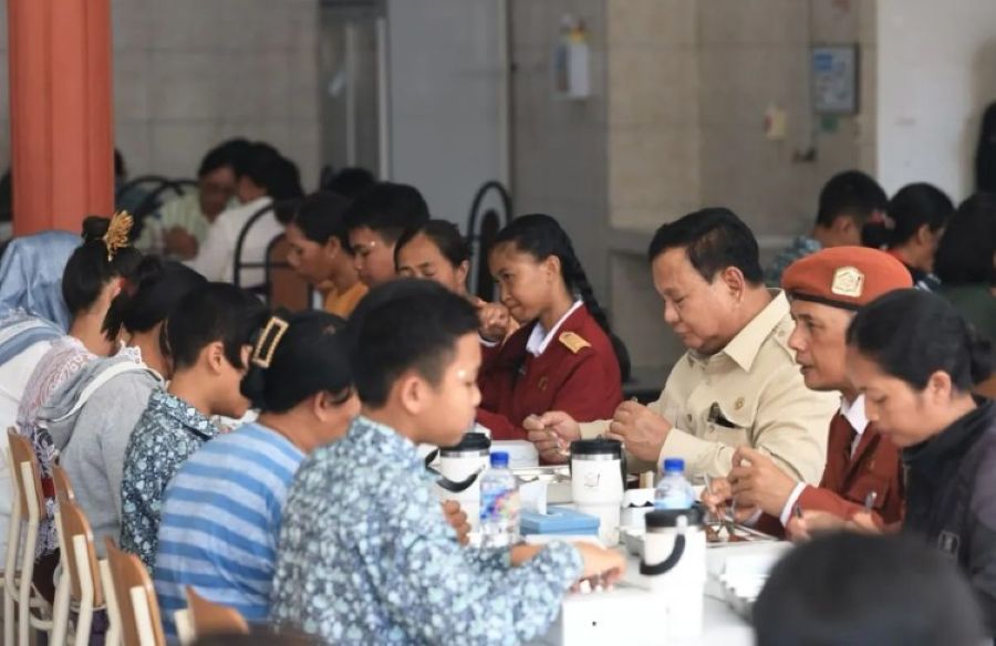 Momen Presiden Prabowo Santap MBG Bersama Murid Tabanan Bali